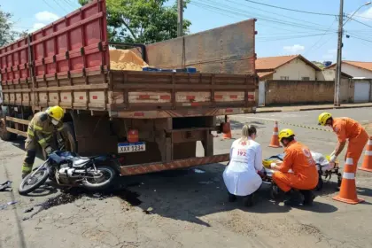 Jovem de 20 anos morre em acidente envolvendo motocicleta e caminhão em Anápolis