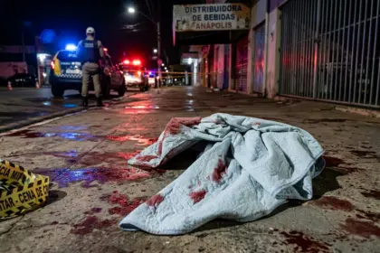 Jovem é socorrido após ser esfaqueado e encontrado em calçada de Anápolis