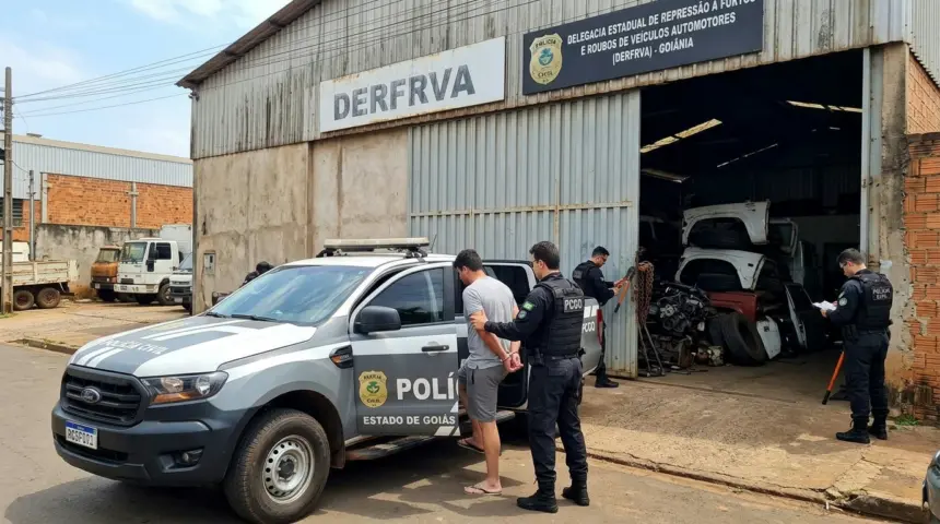 Operação policial desarticula esquema de desmanche de caminhonetes em Goiás Operação policial desarticula esquema de desmanche de caminhonetes em Goiás
