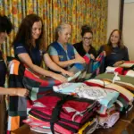 Projeto de costura transforma retalhos em colchas para famílias em Goiânia