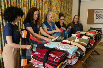Projeto de costura transforma retalhos em colchas para famílias em Goiânia