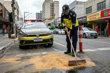 Serragem é utilizada por agentes para conter óleo em via movimentada de Goiânia