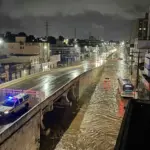 Temporal causa alagamento na Avenida Brasil e interdita viaduto em Anápolis