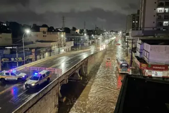 Temporal causa alagamento na Avenida Brasil e interdita viaduto em Anápolis